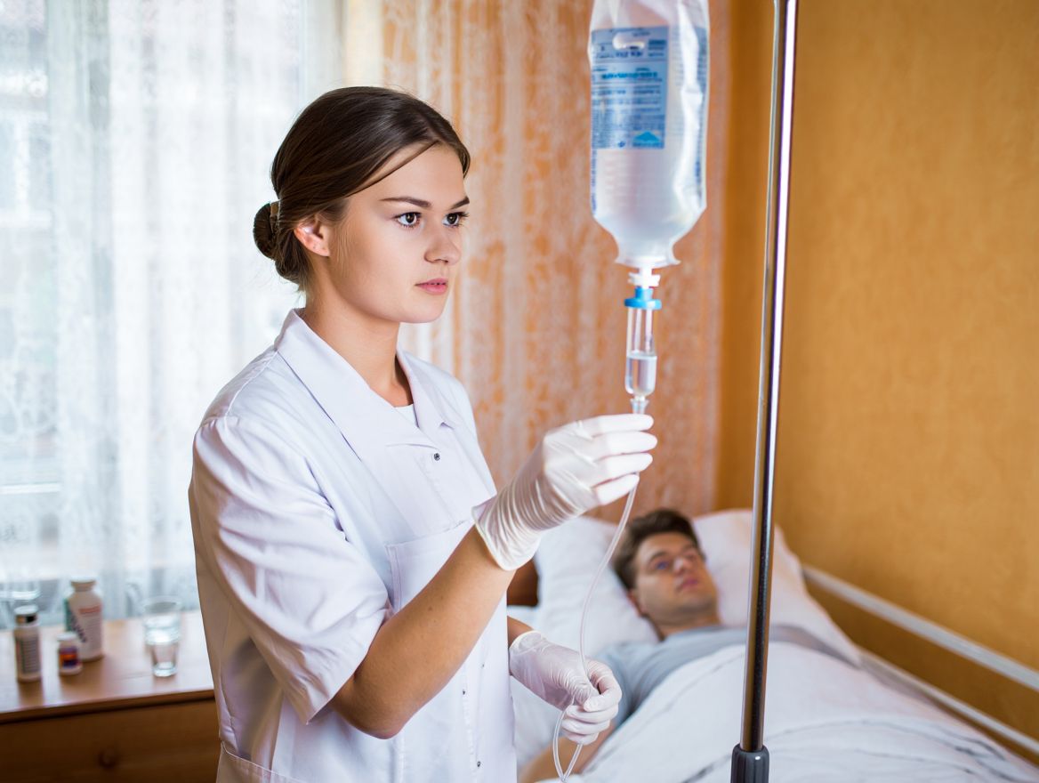 Медсестра подготавливает капельницу